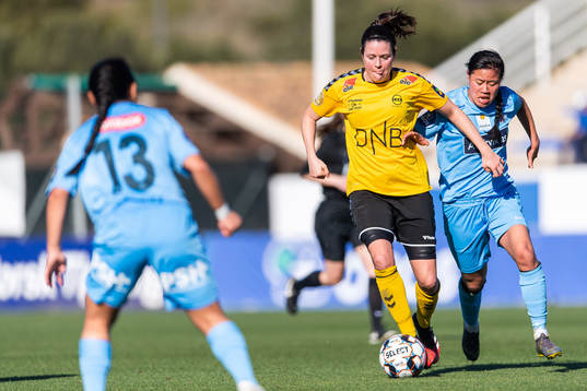 Isabell Bachor of LSK Kvinner and Ylinn Tennebø of