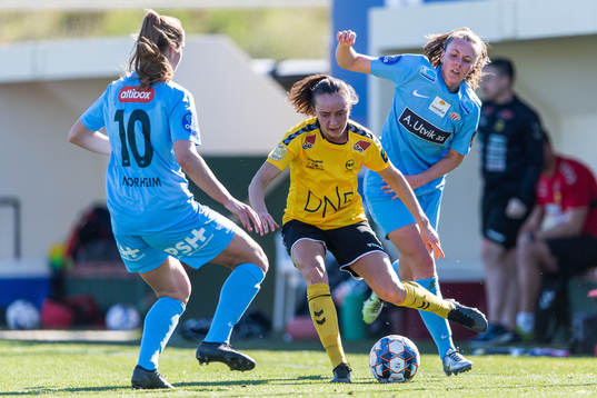 Andrea Wilmann of LSK Kvinner and Emma Rolston of Avaldsnes