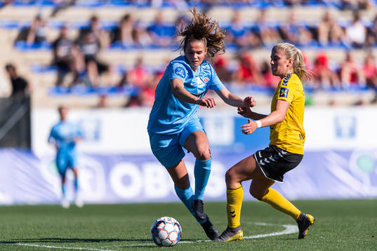 Andrea Norheim of Avaldsnes and Emilie Nautnes of LSK