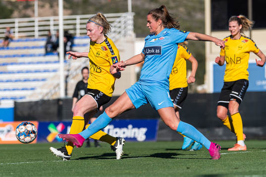 Nora Eide Lie of LSK Kvinner and Andrea Norheim of