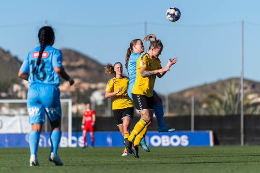 Olaug Tvedten of Avaldsnes and Mimmi Löfwenius of LSK