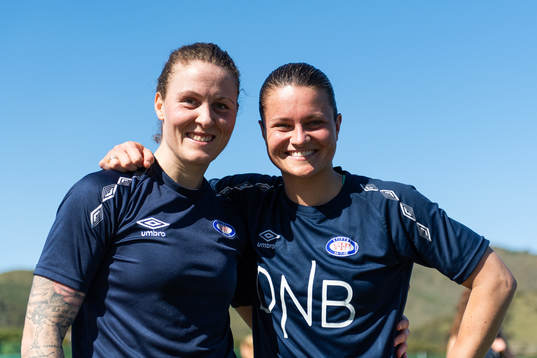 Isabell Herlovsen and Sherida Spitse of Vålerenga