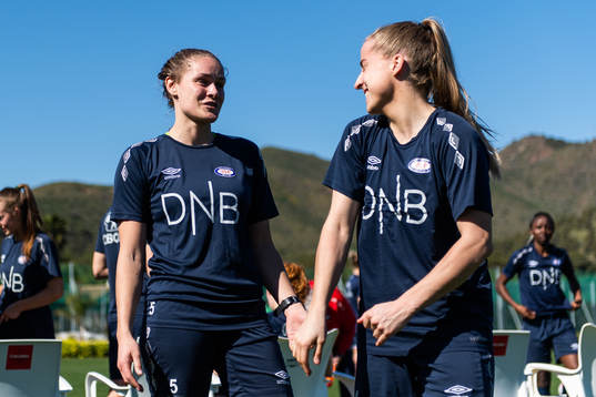 Andrine Tomter and Sigrid Heien Hansen of Vålerenga