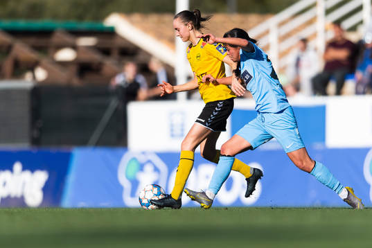 Andrea Wilmann of LSK Kvinner and Ylinn Tennebø of