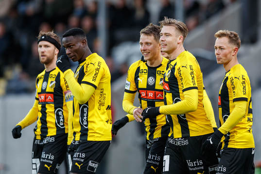 Häckens Viktor Lundberg jublar med lagkamrater