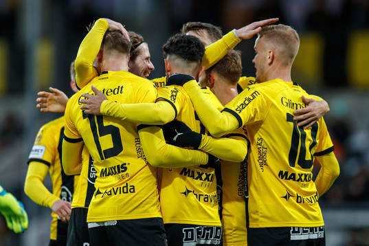 Häckens Daleho Irandust jublar med lagkamrater