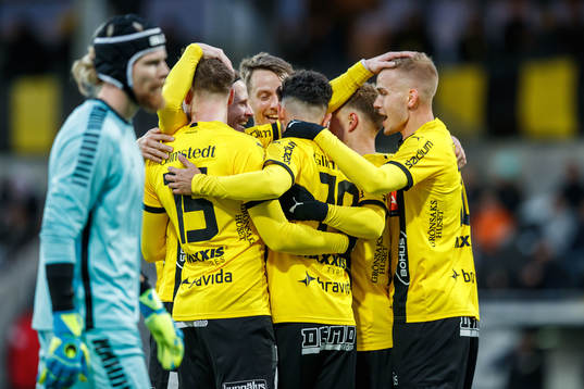 Häckens Daleho Irandust jublar med lagkamrater