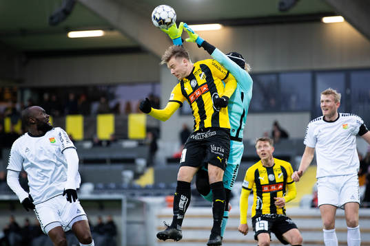 Häckens Alexander Söderlund och Gais målvakt Mathias