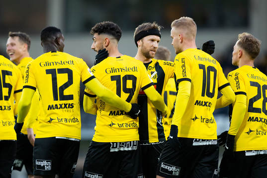 Häckens Daleho Irandust jublar ihop med lagkamrater