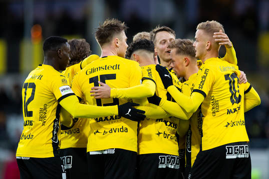 Häckens Daleho Irandust jublar ihop med lagkamrater