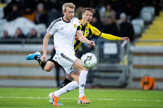 Häckens Viktor Lundberg skjuter ett skott förbi Gais Carl