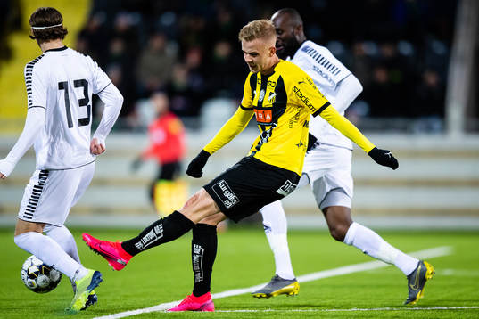 Häckens Jasse Tuominen skjuter ett skott