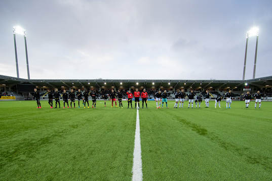 Lagen på line up innan fotbollsmatchen i Svenska Cupen