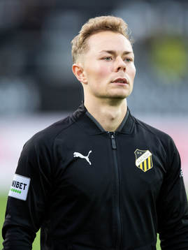 Häckens Adam Andersson  på line up innan fotbollsmatchen