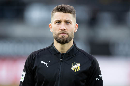 Häckens Joona Toivio på line up innan fotbollsmatchen i
