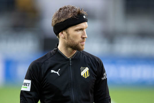 Häckens Rasmus Lindgren på line up innan fotbollsmatchen