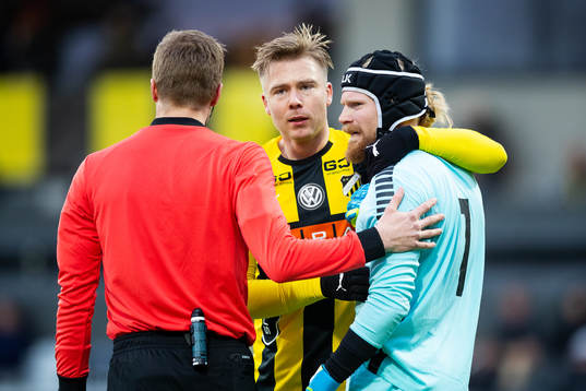 Häckens Alexander Söderlund kramar om Gais målvakt