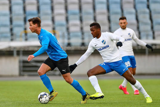 Halmstads Dusan Djuric och IFK Norrköpings Manasse Kusu
