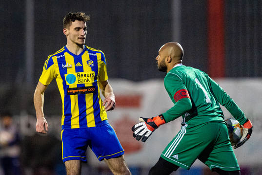 Eskilsminnes Gjenis Zeqiri och Östersunds målvakt Aly