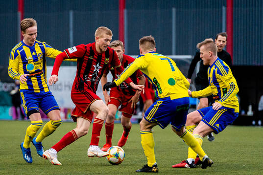Östersunds Simon Kroon jagas av Eskilsminnes Alexander