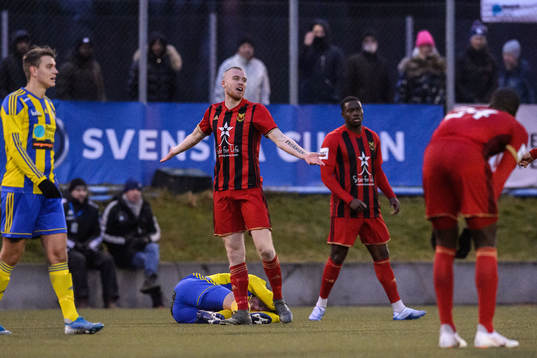 Östersunds Thomas Isherwood reagerar på ett domslut