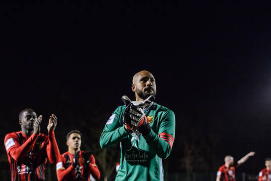 Östersunds målvakt Aly Keita jublar