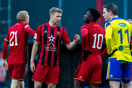Östersunds Ludvig Fritzson i diskussion med Jordan Attah