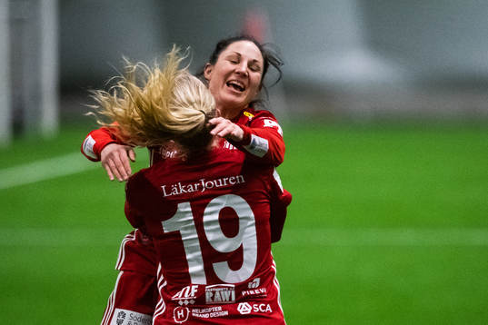 Piteås Josefin Johansson jublar med Astrid Larsson