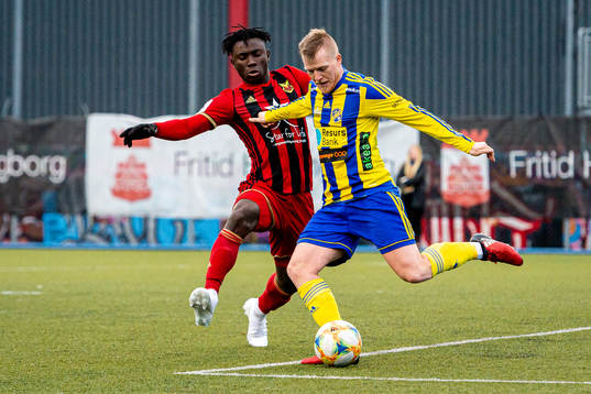 Östersunds Jordan Attah Kadiri och Eskilsminnes Victor