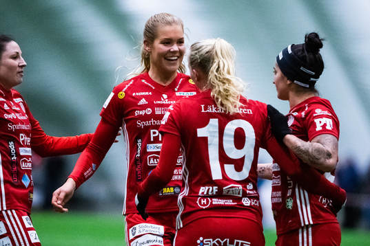 Piteås Nina Jakobsson jublar med lagkamrater