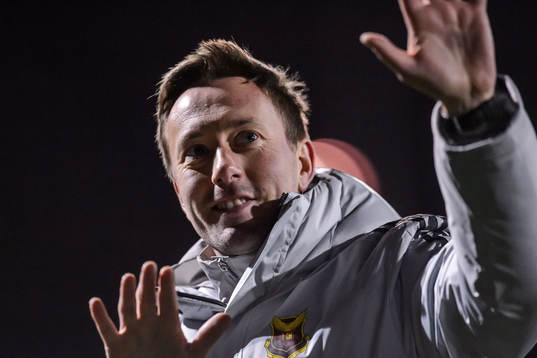 Östersunds tränare Ian Burchnall jublar