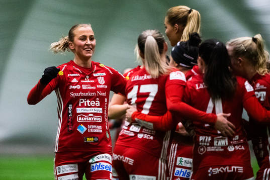 Piteås Julia Karlernäs jublar med lagkamrater