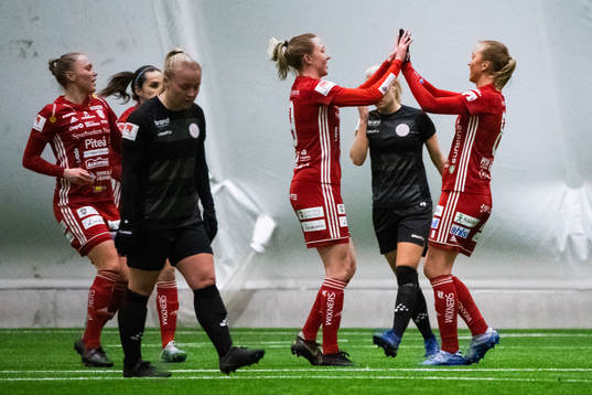 Piteås Julia Karlernäs jublar med lagkamrater