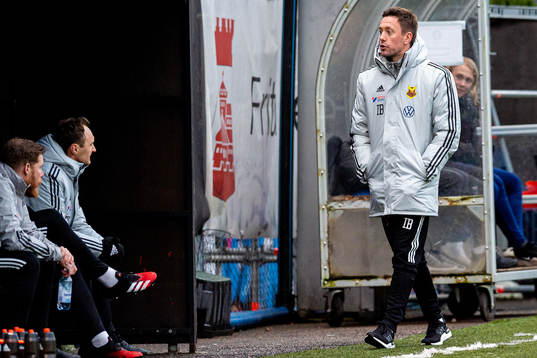 Östersunds tränare Ian Burchnall reagerar mot ett domslut