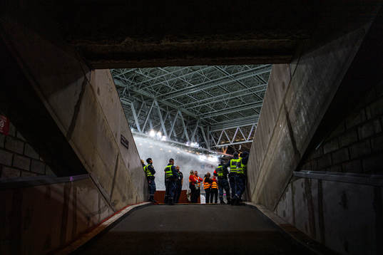 Ordningsvakter och personal på Tele2 Arena