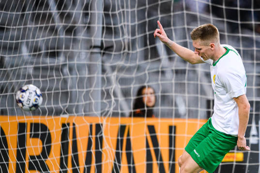 Hammarbys  Aron Johannsson jublar