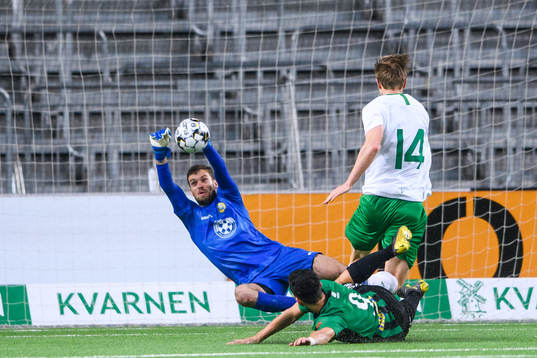 Hammarbys målvakt Davor Blazevic räddar skott