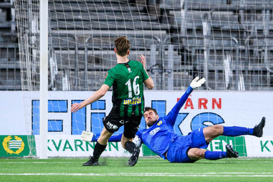Hammarbys målvakt Davor Blazevic räddar skott från