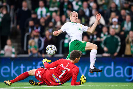 Hammarbys Gustav Ludwigson och Varbergs målvakt August