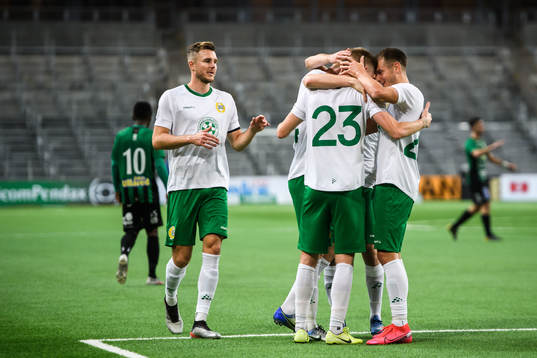 Hammarbys Aron Johannsson jublar med lagkamrater