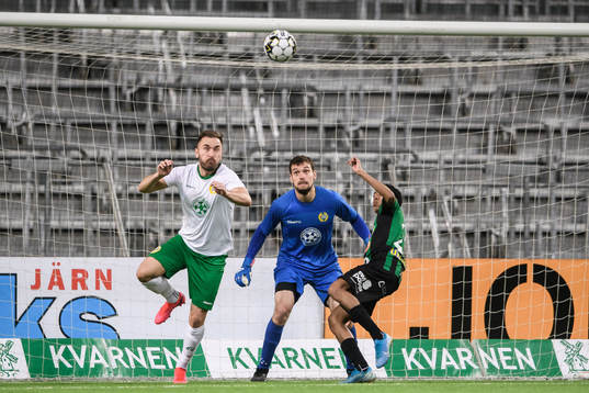 Hammarbys Muamer Tankovic och målvakt Davor Blazevic