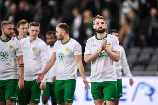 Hammarbys Dennis Widgren tackar publiken