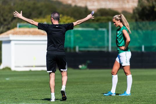 Nick Loftus, head coach, and Emma Braut Brunes of Klepp