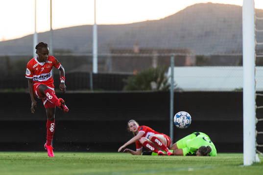 Kennya Cordner of Sandviken scores 1-0 behond goalkeeper