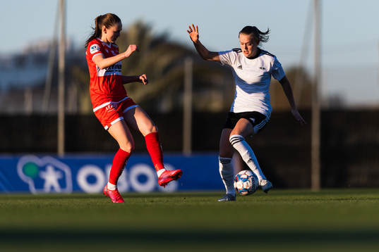 Vilde Hasund of Sandviken and Elin Sørum of Rosenborg