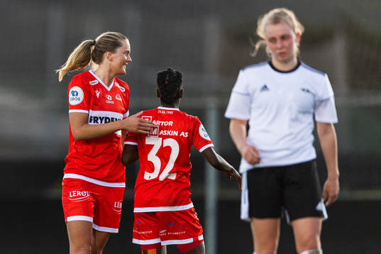 Maria Brochmann celebrates with Kennya Cordner of Sandviken