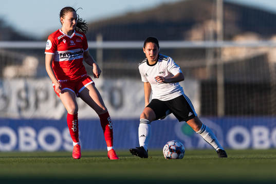 Vilde Hasund of Sandviken and Marita Olsen of Rosenborg