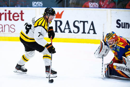 Brynäs Nicklas Danielsson och Djurgårdens målvakt Niklas