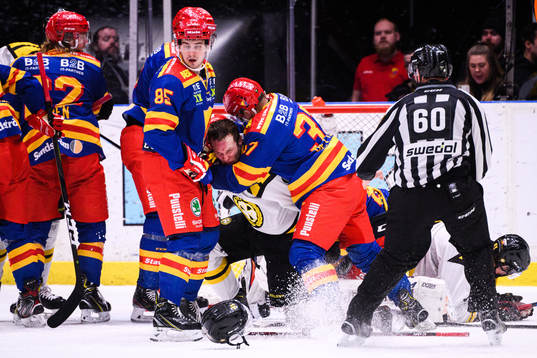 Brynäs Greg Scott och Djurgårdens Jesper Pettersson