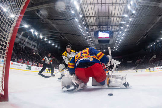 Brynäs Nicklas Danielsson gör 1-1 bakom Djurgårdens